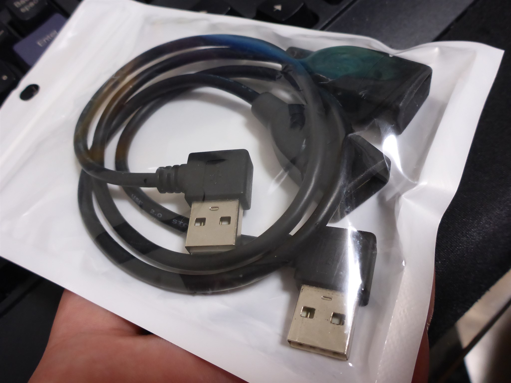 PS4のUSBを美観に。PS4背面にUSBポートを持っていくためのコネクタというか延長ケーブルを付けてみた