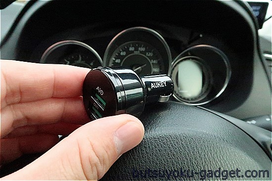 車の中だからこそコンパクトな充電環境を1,000円で!『AUKEY USB2ポートカーチャージャー』を使ってみた!